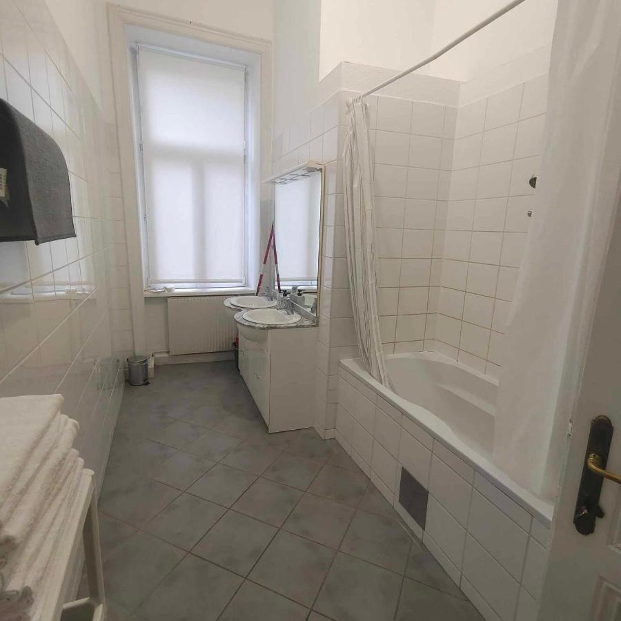 Large 4 Room Apartment In The Center Of Виена Екстериор снимка